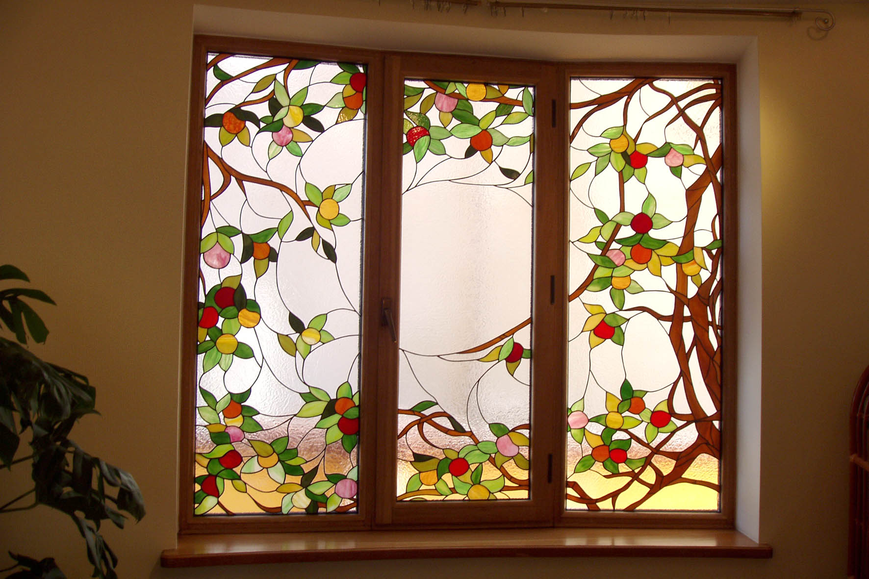 Витражная пленка – быстрый и недорогой способ украсить окна